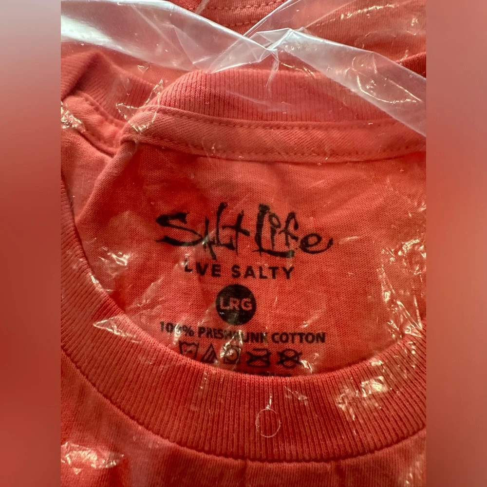 Men’s burnt coral Salt Life T-shirt, skull & hook decals. NWT, size large - Picture 6 of 8